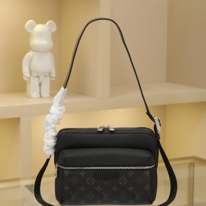 Dimensions: 26 x 20 x 10.5 cm (Length x Height x Width)